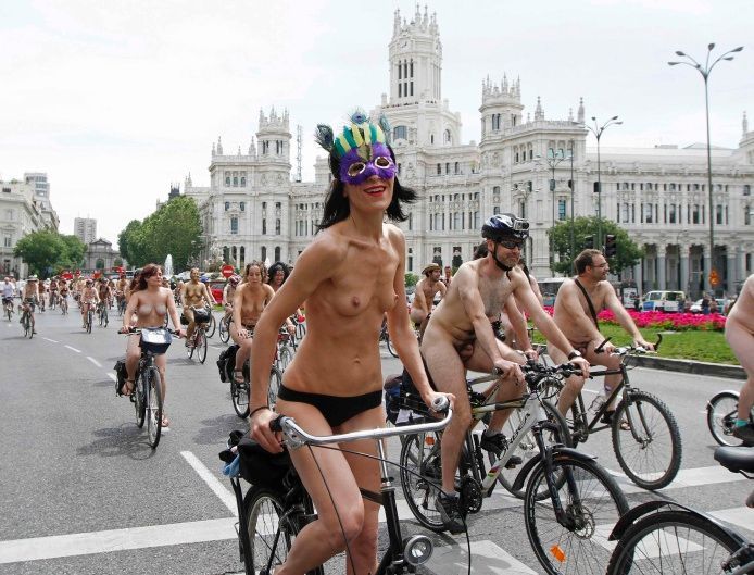 Protest španělských nudistů na kolech: respektuje cyklisty