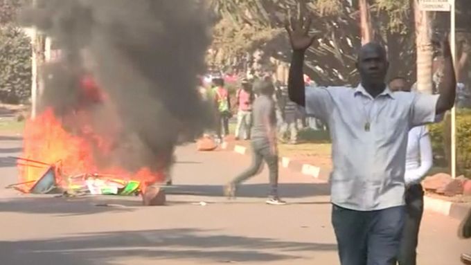 Zimbabwská policie tvrdě rozehnala demonstranty. Opozice tvrdí, že vládní strana zmanipulovala volby.