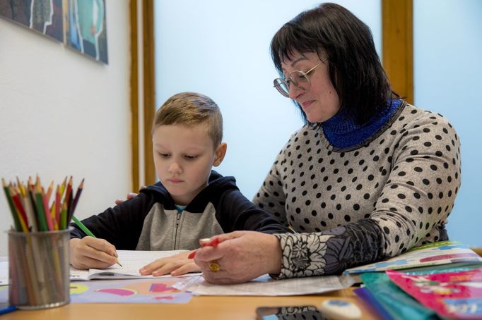 Psycholožka Larysa Kremenčutská pomáhá ukrajinským dětem s traumaty.