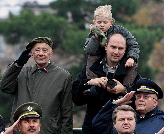 Hosté slavnostní přehlídky za zvuku státní hymny České republiky.