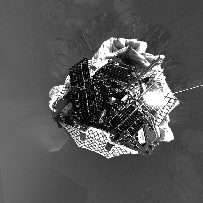 Selfíčko Opportunity po přistání na Marsu, 24. ledna 2004.