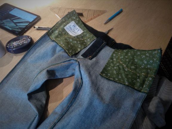 Pod vedením zkušené módní návrhářky se učila šít džíny.