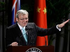 Kevin Rudd během přednášky na pekingské univerzitě.