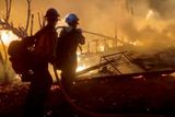 Požáry v Kalifornii zasáhly od minulého týdne oblasti o rozloze několika desítek tisíc hektarů.