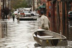 Sandy zabila v USA 82 lidí, na pobřeží dochází benzin