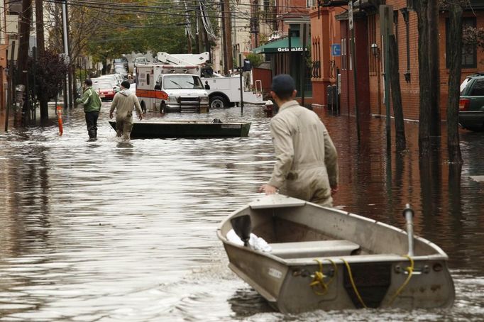 Záchranáři pátrají v Hobokenu v New Jersey po lidech, kteří jsou uvěznění ve svých zatopených obydlích.