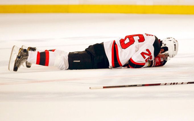 Zraněný Patrik Eliáš v zápase NY Rangers - New Jersey Devils