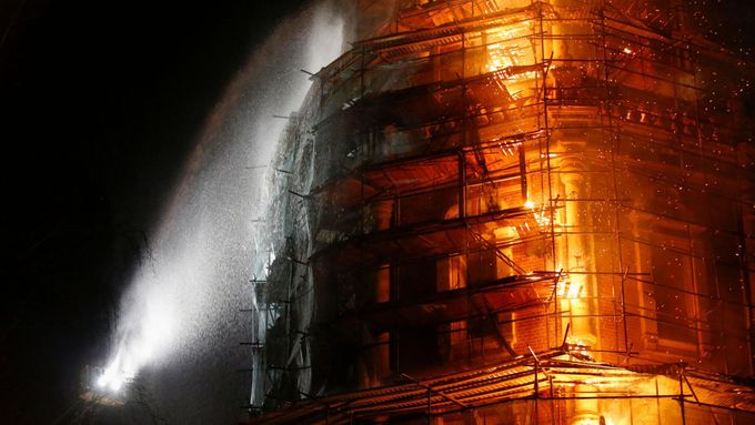 Požár zvonice slavného moskevského kláštera.