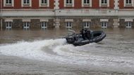 Francii sužují záplavy. Hladina Seiny v Paříži sice předpokládané výše 6,5 metru nedosáhla, voda ale ustupuje velmi pomalu (na snímku francouzská policie na Seině).