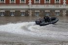 Francii sužují záplavy. Hladina Seiny v Paříži sice předpokládané výše 6,5 metru nedosáhla, voda ale ustupuje velmi pomalu (na snímku francouzská policie na Seině).