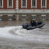 Paříž. Francouzská policie na Seině.