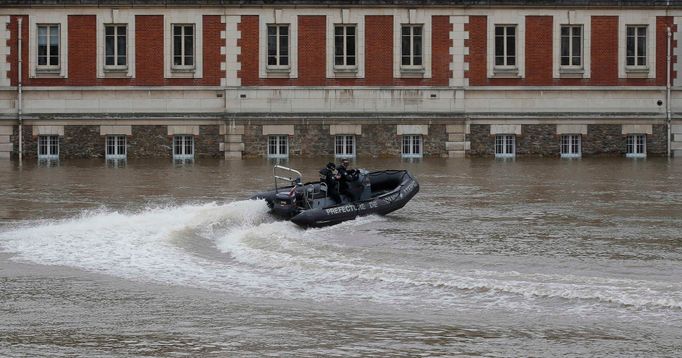 Paříž. Francouzská policie na Seině.