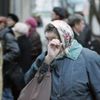 K areálu nemocnice, kde zahynulo přes čtyřicet žen, se po rozednění začaly scházet desítky Moskvanů