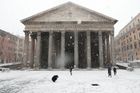 Foto: Koloseum je pod sněhem, lidé v ulicích Říma se koulují. Mráz trápí velkou část Evropy