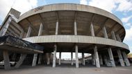 Původně byl stadion plánován pro sokolské slety. První idea z roku 1913 počítala se sportovním parkem v prostoru bývalých strahovských lomů. Realizaci překazila válka a první stavba (ještě dřevěná) započala roku 1926. Tentýž rok se konal VIII. všesokolský slet.