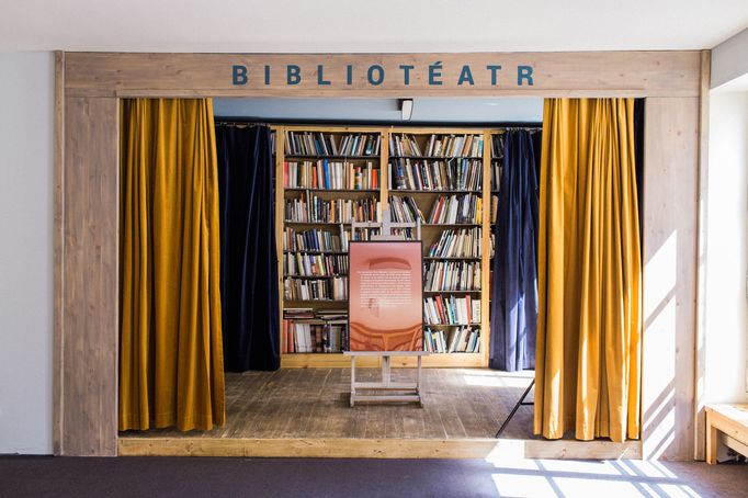 Součástí knihovny Českého centra Paříž je malé jeviště nazvané Bibliotéatr.