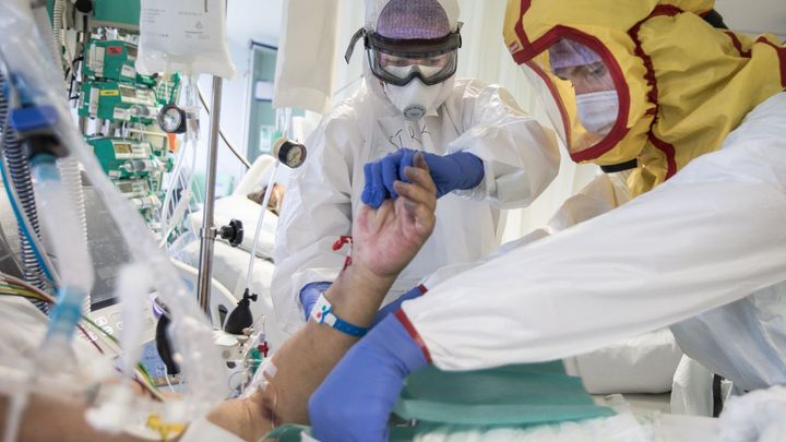 Během dvou týdnů zemřelo na světě s koronavirem 100 000 lidí