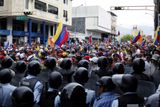 Demonstranti brojí proti prezidentu Nicolási Madurovi. Nejvyšší soud výrazně omezil pravomoce kongresu, který ovládá opozice. Tím pádem získal Maduro mnohem větší moc.