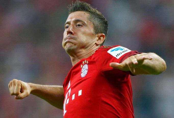 Robert Lewandowski z Bayernu slaví gól v síti Hamburgeru SV.