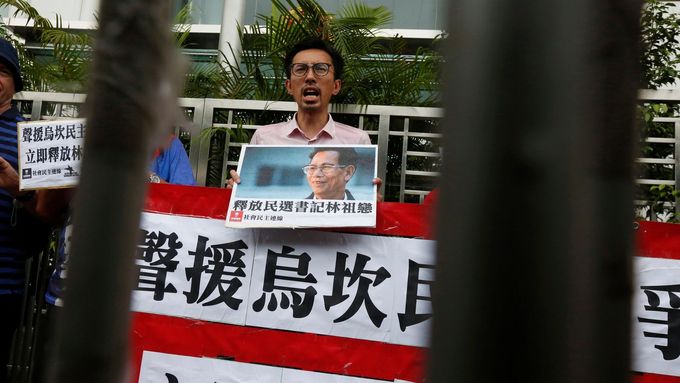 Proti zatčení wukchanského starosty se protestuje i v Hongkongu.