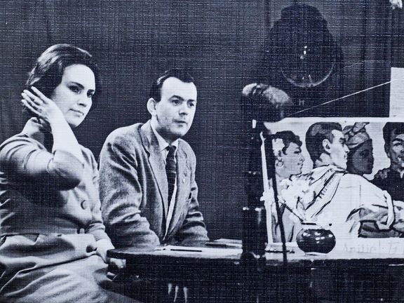 Syruček vystupuje v sovětském televizním studiu v Norilsku, který se nachází za polárním kruhem, 60. léta.