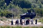Syrští běženci prchají před tanky, ženou je do Turecka