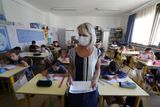 První školní den zažilo 1. září více než 12 milionů dětí ve Francii. Školy se tam otevřely i přes narůstající počet nakažených koronavirem, kterých v minulém týdnu rekordně přibylo.