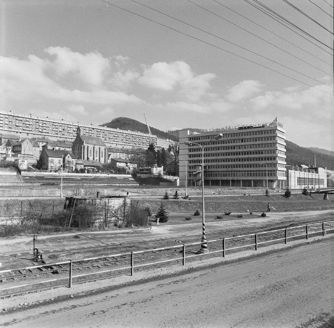 Pohled na starou a novou zástavbu Adamova. V popředí jsou vidět budovy národního podniku ADAST. Rok 1975.