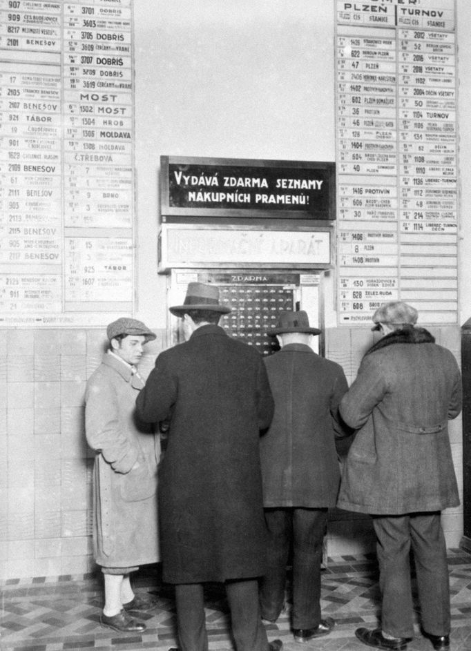 Informační apparát na Hlavním nádraží. Fotografie z roku 1932