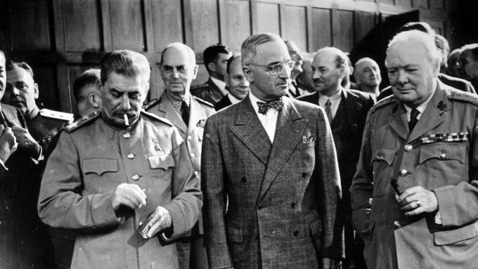 Postupimská konference. Zleva Josif V. Stalin, Harry S. Truman a Winston Churchill.