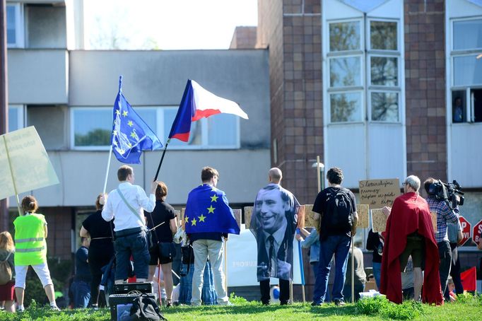 Na sjezd KSČM dorazil prezident Miloš Zeman. Je to první návštěva hlavy státu od roku 1989 na podobné akci komunistů.