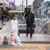 Ulička v Soulu, čtvrť Itaewon, kde došlo k ušlapání 158 lidí, měsíc poté - pieta, květiny, památka