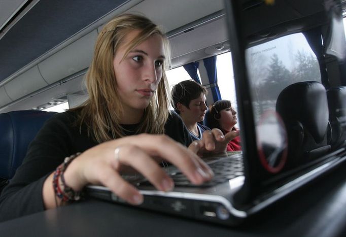 Asiana i Student Agency inzerují ve svých autobusech wi-fi po cestě zdarma. Praktický test ale ukázal, že ne vždy je funkční a spolehlivé.