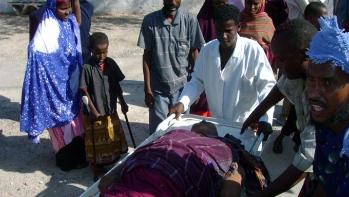 Převoz zraněného do nemocnice po posledních bojích v somálském Mogadišu
