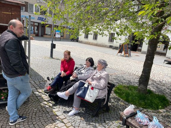 Nespokojená čtveřice na bruntálském náměstí, všichni nadávají na vládu, vysoké ceny i pomoc Ukrajincům.