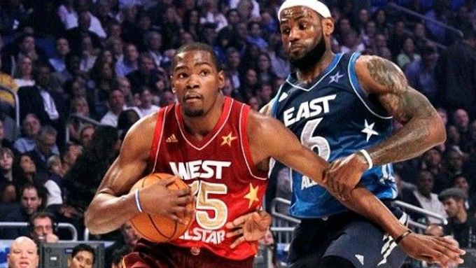 Kevin Durant v souboji s LeBronem Jamesem při letošním NBA All Star Game. Vítězství a cenu MVP slavil v únoru Durant. Jak to bude nyní?