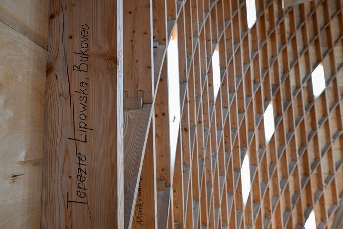 Kaple Panny Marie Bolestné byla postavena z přírodních materiálů. Dřevo je jedním z nich.