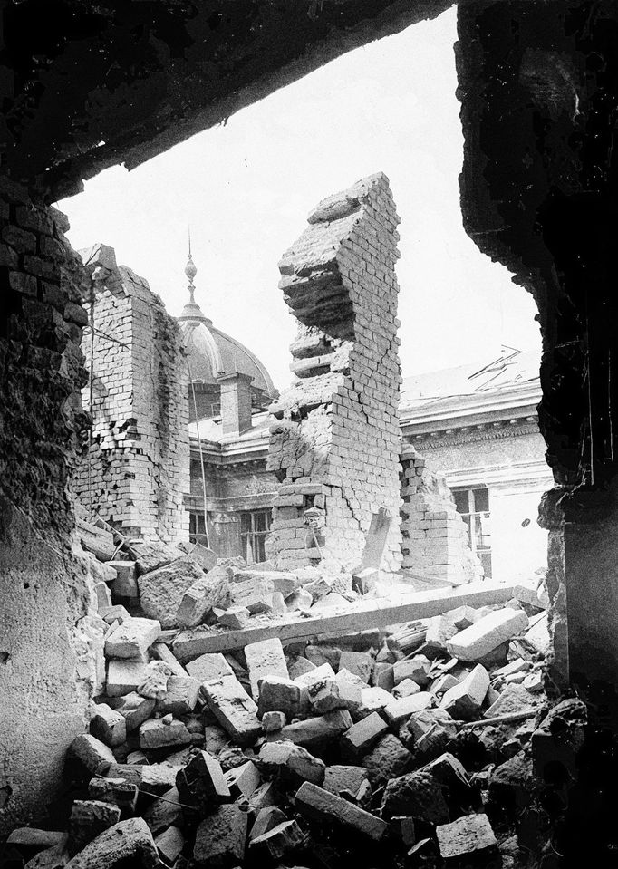 Interiér budovy Národního muzea poničený dopady německých bomb v květnu 1945.