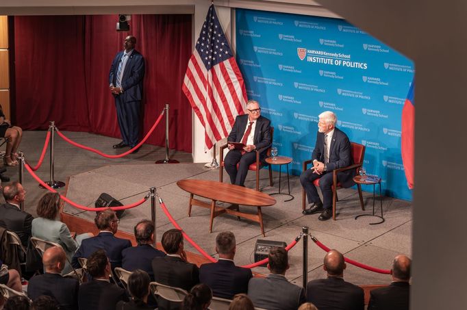 Prezident Petr Pavel vystoupil se svou přednáškou na Harvardu, jedné z nejprestižnějších univerzit světa. Čeští studenti si pro hlavu státu nachystali malé překvapení.