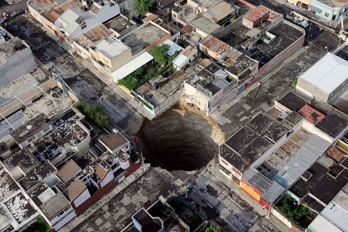 May 31, 2010 - Guatemala City, Guatemala - A giant 30-story-deep sinkhole caused by the rains of the Tropical Storm Agatha. The government of Guatemala has raised the official death toll to 152 for the floods that followed Tropical Storm Agatha that struck the nation over the weekend.