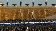 Turečtí vojáci pózují během slavnostní ceremonie v mauzoleu Kemala Ataturka.