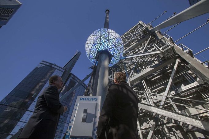 V USA odpočítají poslední vteřiny starého roku tradičně statisíce lidí na newyorském Times Square při ceremoniálním spouštění velké koule. "Koule času" váží téměř 12 tisíc liber, pokrývá ji na 2 600 křišťálových trojúhelníků a osvětluje na 32 tisíc světel. Přesně o půlnoci se dotkne země a diváky v tu chvíli pokryjí tisíce poletujících konfet.