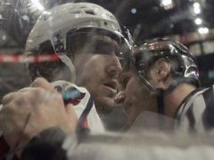 Cože? Já a vyloučen?! Nejlepší útočník NHL Alexander Ovečkin z Washingtonu rozhodně nesouhlasí s uděleným trestem. Sudí Greg Devorski si ho musí na trestnou lavici odvézt.