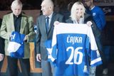 Na zápas s Litvínovem, při kterém se 85. výročí klubu slavilo, se dostavila řada klubových legend. Památný dres převzala například manželka Luďka Čajky Renata