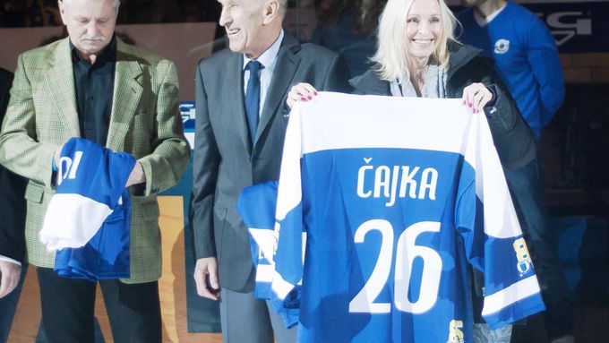 Manželka Luďka Čajky při příležitosti výročí 85 let zlínského hokeje.