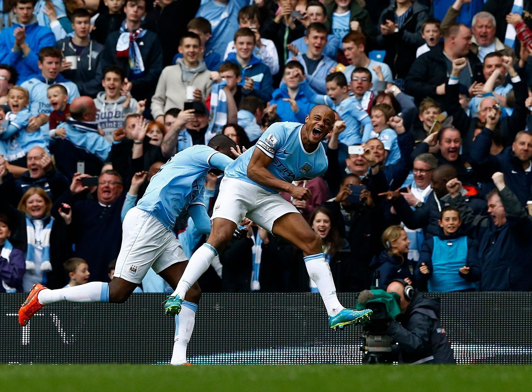 Kapitán Manchesteru City Vincent Kompany slaví gól v posledním kole ligy.