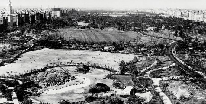 Dobová fotografie zachycující z ptačí perspektivy veřejný městský park Central Park v New Yorku v USA. Rok 1929