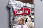 Fotomontáž aktivistů volajících po bojkotu firmy Nestlé. Na obal čokolády je umístěna jedna z ikonických fotek útoku proti ukrajinským civilistům.