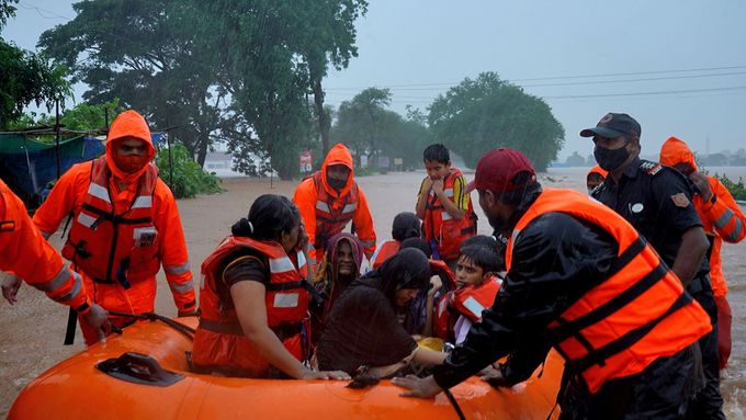 Záchranáři evakuují lidi ze zasažených oblastí.