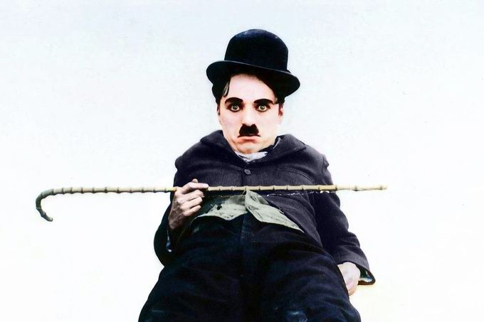 Charlie Chaplin na propagačním snímku k němému filmu The Rink z roku 1916. Kolorovaný snímek